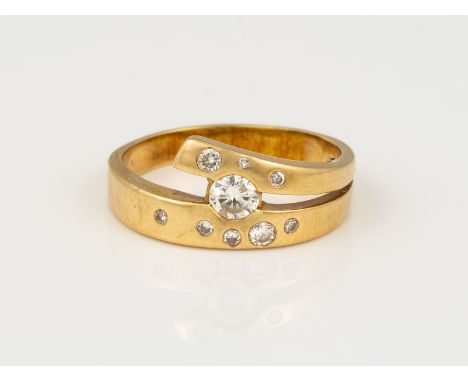 BRILLANT RING GG 585. Ringmaß ca. 56.5. Ges.-Gew.: 4,69 g. Ein Brillant ca. 0,20 ct; acht Brillanten, zusammen ca. 0,11 ct.