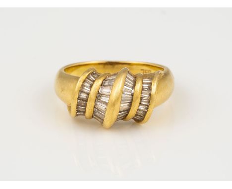 DIAMANT RING GG 750. Ringmaß 54.5. Ges.-Gew.: 8.01 g. 34 Diamanten im Trapez Schliff, zusammen ca. 0.50 ct