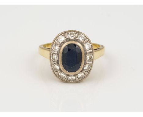 SAPHIR RING GG, WG 585. Ringmaß ca. 54.5. Ges.-Gew.: 6,43 g. ein oval facettierter Saphir, ca. 8,50 x 6,00 mm; 12 Brillanten,