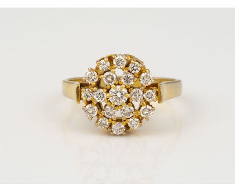 BRILLANT RING GG 585. Ringmaß 60. Ges.-Gew.: 4,65 g. 19 Brillanten, zusammen ca. 0.75 ct.