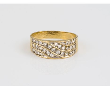 BRILLANT RING GG 585. Ringmaß ca. 57. Ges.-Gew.: ca. 2,9 g. 31 Brillanten, zusammen ca. 0.31 ct. Part. best.