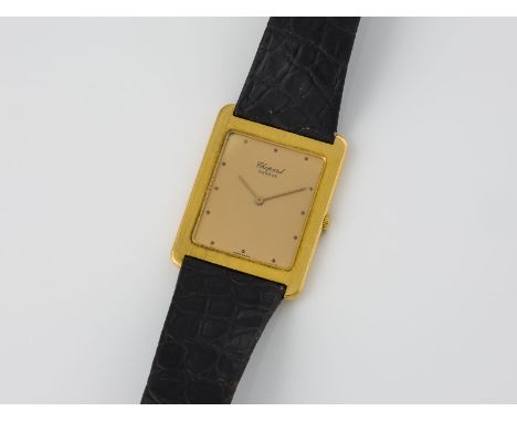 ARMBANDUHR 'CHOPARD'Schweiz, 20. Jh.Referenznummer: Num. 175347 2166. Quarzwerk. Gelbgold. H. 3,1 mm., B. 2,9 mm, T. 4 mm. Ge