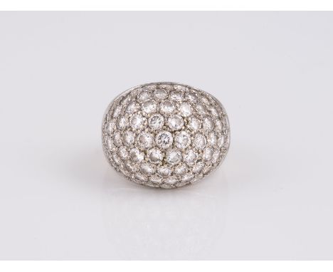 BRILLANT RING WG 585. Ringmaß 47. Ges.-Gew.: 6,89 g. Ca. 70 Brillanten, zusammen ca. 1,32 ct