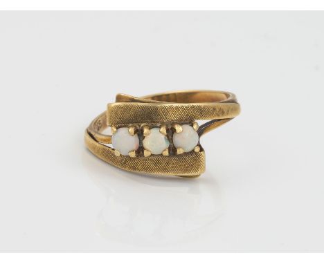 OPAL RING GG 585. RIngmaß 57. Ges.-Gew.: 2,88 g. Drei runde Opal Cabochons