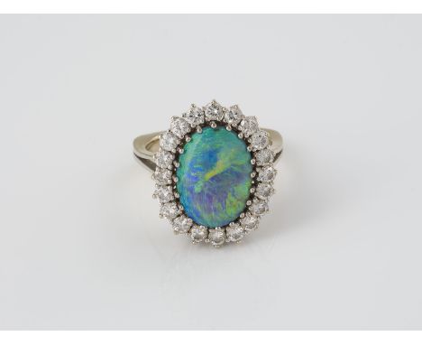 OPAL RING Weißgold. Ringmaß ca. 56. Ges.- Gew. ca. 7,73 g. Ges.-Gew.: Gest. 750. Ein Opal H. 14,7 mm, B. 10,7 mm. 20 Brillant