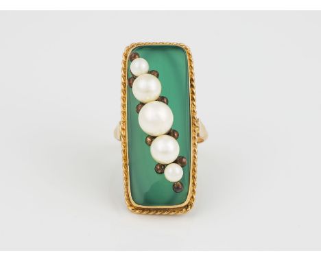 RING MIT PERLEN GG 585, Perlfassungen wohl Ag. Ringmaß ca. 56. Ges.-Gew.: ca. 10,5 g. Auf grüner Onyxplatte fünf Perlen, D. c