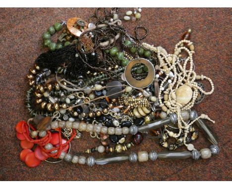 Collection of mainly vintage beads &amp; others