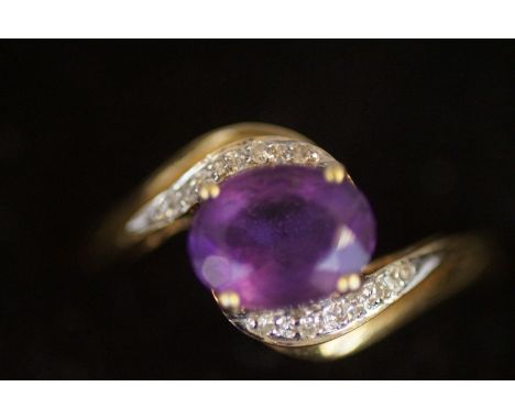 9ct gold ring set with amethyst and diamond