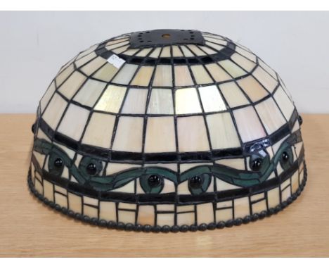 TIFFANY STYLE LIGHT SHADE