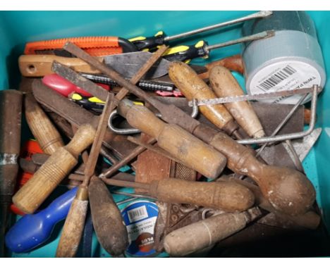 BOX CONTAINING VINTAGE HAND TOOLS, MAINLY CHISELS