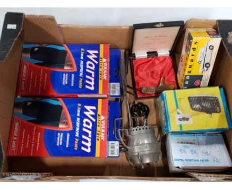 BOX OF MISCELLANEOUS INC VAN GUARDS TRIUMPH HERALD, HALLEY SCOTLAND PUTTING HEAD, VICTORIAN HAIR CLIPS ETC