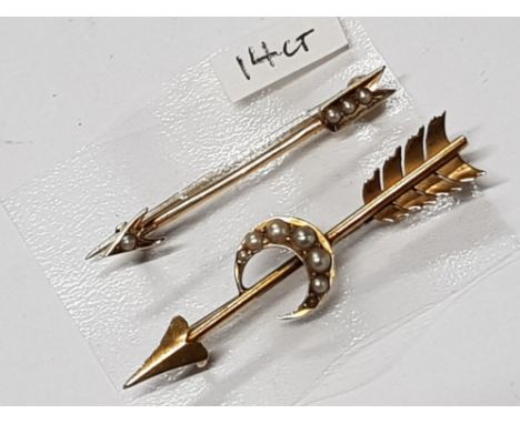 2 VINTAGE PEARL SET ARROW BROOCHES, ONE MARKED 14CT GOLD, BOTH IN GOOD CONDITION
