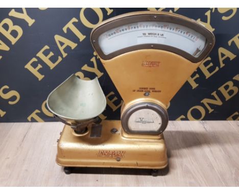 SET OF VINTAGE AVERY SCALES