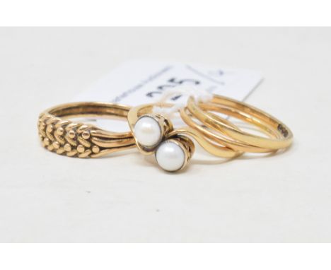 An 18ct gold and seed pearl crossover ring, approx. ring size P½, two keeper rings, and another ring (4) 