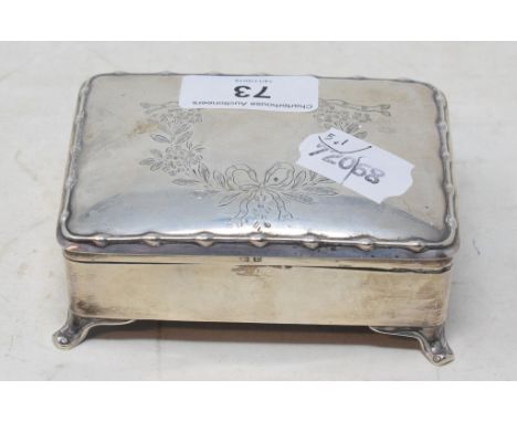 A silver trinket box, the cover engraved ribbon ties and foliage, Birmingham 1916, 10.5 cm wide 
