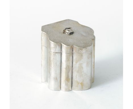 A SILVER HINGE LIDDED TEA CADDYOf miniature knife box form, the hinged lid with a hinged loop handle, Birmingham 1907, weight