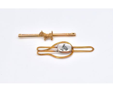 A GOLD BAR BROOCH AND A TIE SLIDE (2)The gold bar brooch with a standing dog motif  to the centre, detailed 15 CT, weight 4 g