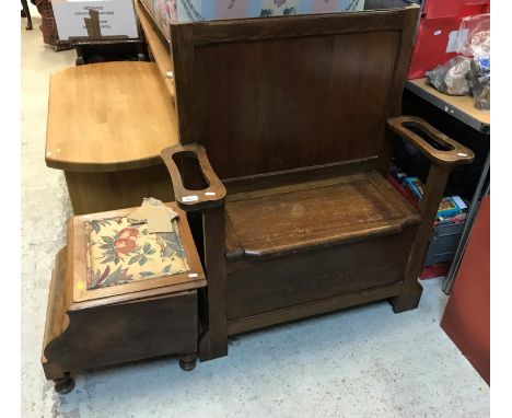 A Victorian mahogany box seat commode stool and an early 20th Century oak hall box seat settle with side stick stands, 91 cm 