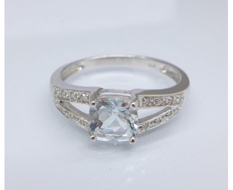 A 9ct white gold, diamond and aquamarine ring, 2.2g, N