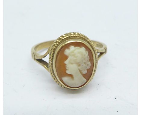 A 9ct gold cameo ring, 2.4g, N