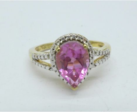 A silver gilt and pink quartz ring, S