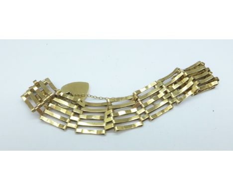 A 9ct gold gate bracelet, 10.5g