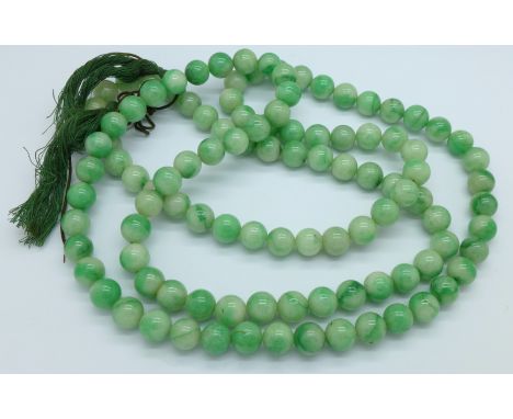 A large jade bead necklace, 271g, 11mm beads, length 130cm