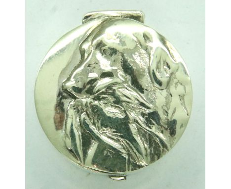 925 silver pill box featuring retriever and game bird in relief, D: 30 mm, 12g. P&amp;P Group 1 (£14+VAT for the first lot an