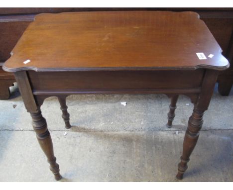 Edwardian mahogany side or lamp table on turned legs. (B.P. 24% incl. VAT)