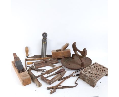Various Vintage woodworking tools, including planes, garden tools, cast-iron boot scraper etc (boxful) 
