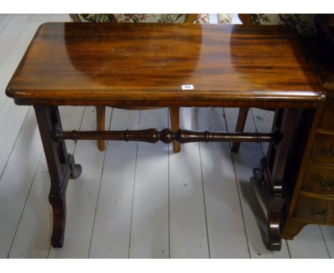 36" VICTORIAN MAHOGANY SOFA STYLE TABLE WITH UNDER STRETCHER