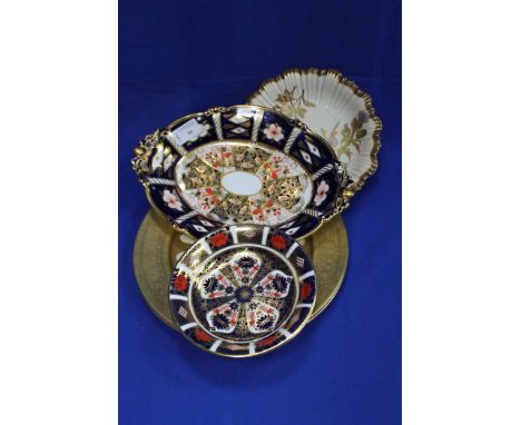 THREE ROYAL CROWN DERBY IMARI PATTERN DISHES, A ROYAL WORCESTER DISH, AND TWO WEDGWOOD PLATES (6)