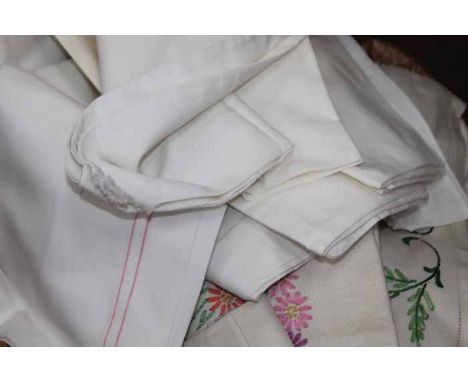 LOT OF VINTAGE LINEN 