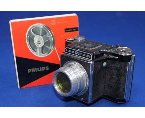 LOT OF VINTAGE CAMERAS AND EQUIPMENT 