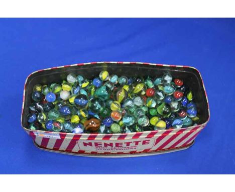 LOT OF VINTAGE MARBLES
of various sizes, all inside a vintage tin