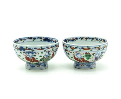 Polychrome decor, marked with double ring and 6 characters, 7 cm. in diameter, hairline.
