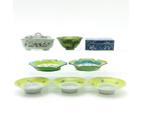 8 pieces, including enamel trays, 10 x 8 x 4 cm.
