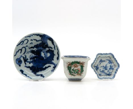 Including 2 small plates and small planter, dragon decor plate is 16 cm. in diiameter.