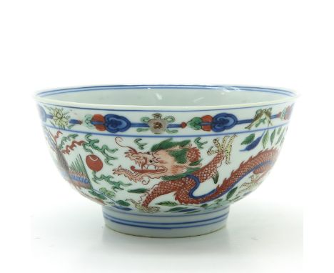 Polychrome decor of dragons, marked with double ring and 6 characters, 13 cm. in diameter.