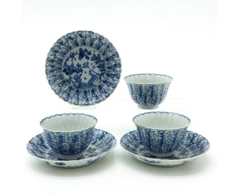 Blue and white floral decor, scalloped edge, marked on bottom with double ring and censer, saucers are 13 cm. in diameter, ch