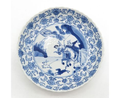 18th Century blue and white decor depicting hunting scene, marked on back with double ring and 6 characters, 20 cm. in diamet