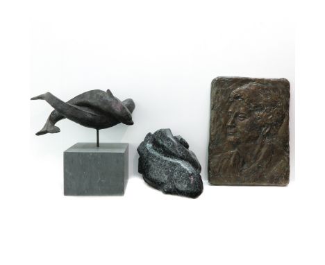 Including portrait plaque, tallest is 36 cm.