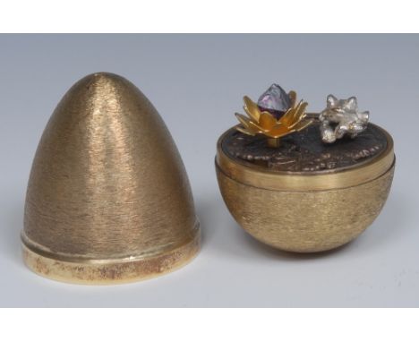 Stuart Devlin (Bn.1931) - an Elizabeth II parcel-gilt silver Surprise Egg, the interior with frog and lily, textured finish, 