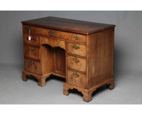 A GEORGIAN MAHOGANY KNEEHOLE DRESSING TABLE, third quarter 18th century, the moulded edged rounded oblong top over long friez