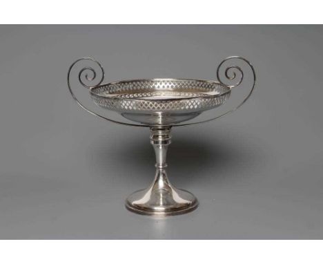 AN EDWARDIAN SILVER PEDESTAL DISH, maker Williams (Birmingham) Ltd., Birmingham 1907, the dished bowl with pierced geometric 