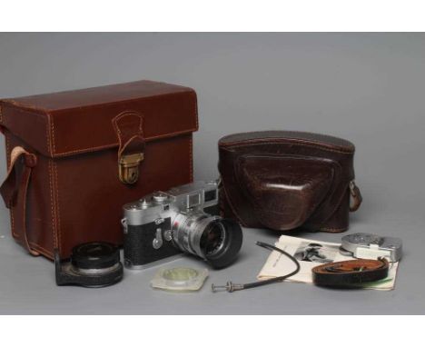 A LEICA M3 ERNST LEITZ WETZLAR CAMERA, numbered 962 844, with Ernst Leitz GmbH Wetzlar Summicron f=5cm 1:2 Nr. 1581880 lens, 