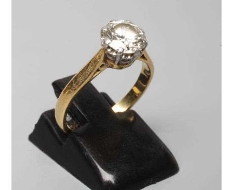 A SOLITAIRE DIAMOND RING, the round brilliant cut stone of approximately 1ct, claw set to a plain shank, stamped 18ct, size K