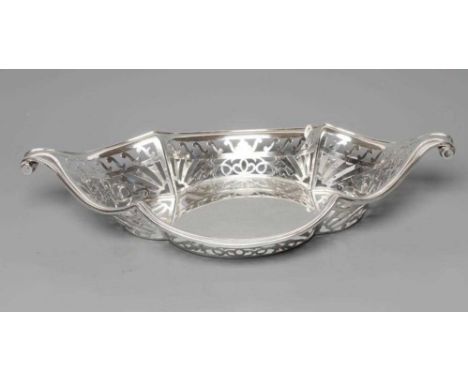AN EDWARDIAN SILVER BOWL, maker's mark C?P, London 1905, of lobed boat form with two knurl handles, pierced with S scroll arc