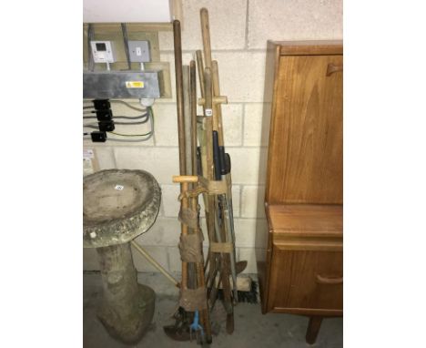 A quantity of garden tools