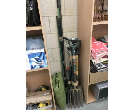 A quantity of garden tools